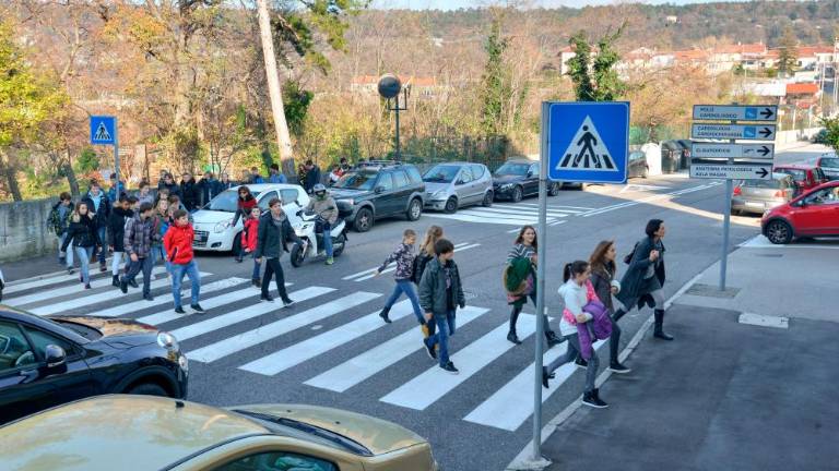 Pomožni redarji pred katinarsko šolo?