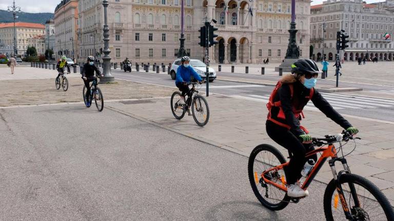 Sonce privabilo na ulice kolesarje in tekače