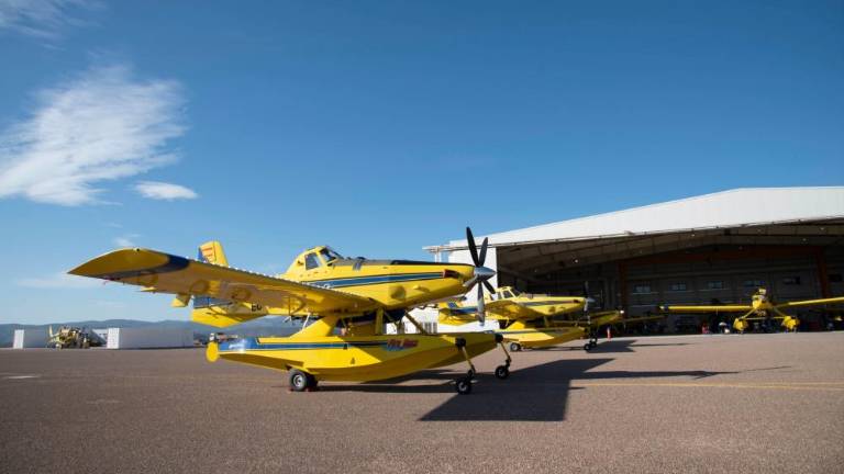Šarec podpisal pogodbo za nakup štirih gasilskih letal