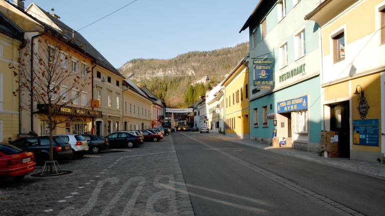 Nad krizo koroškega dvojezičnega sodstva s »kompetenčnima centroma«