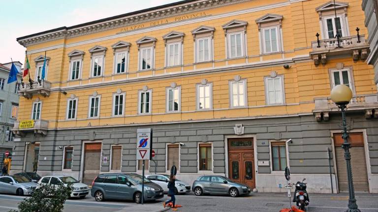 V FJK vračanje k pokrajinam