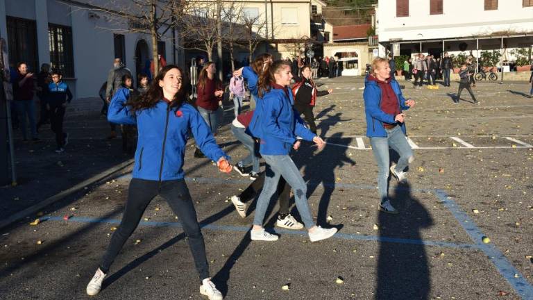 Švigala so jabolka, znana je nova frejla