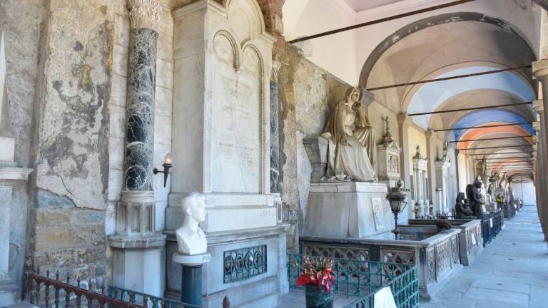 Grobnica družine Tomažič čaka na ureditev