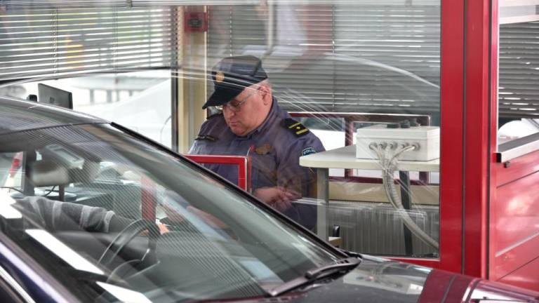 Čez hrvaško mejo več potnikov s ponarejenimi testi