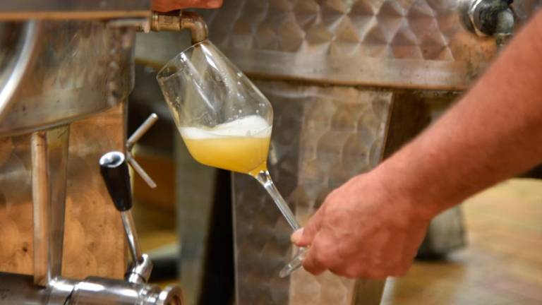 Črna nalepka za vino in pivo?