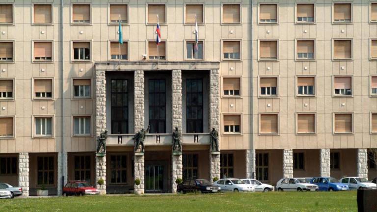 En stolček, šest kandidatov?