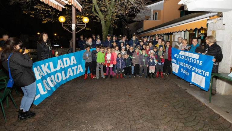 V sredo živobarvna dobrodelna baklada