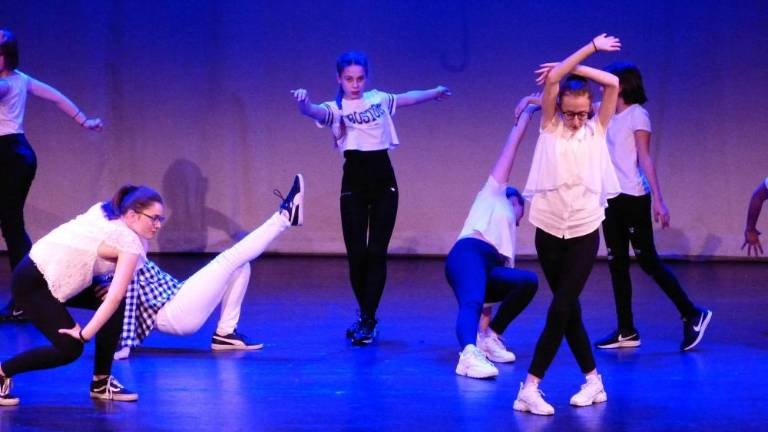 Pestro in poskočno tudi brez muzikala