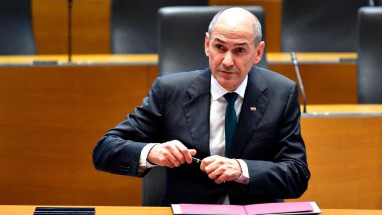 Koronavirus zamajal Janševo vlado