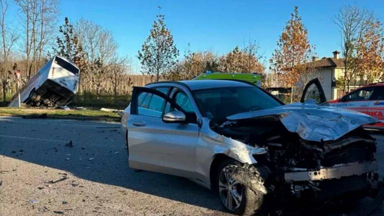 Šolski avtobus z dvajsetimi mladimi potniki pristal v jarku