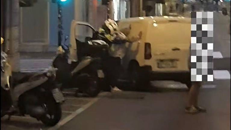 Vinjen voznik s kombijem proti skupini protestnikov