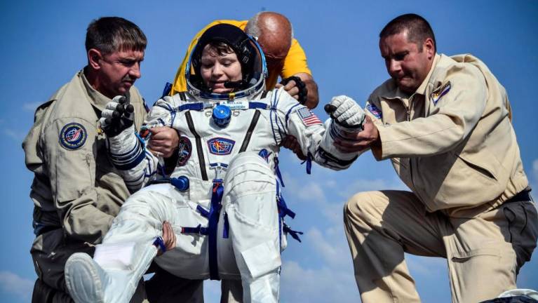 Posadka vesoljske postaje ISS se je srečno vrnila na Zemljo