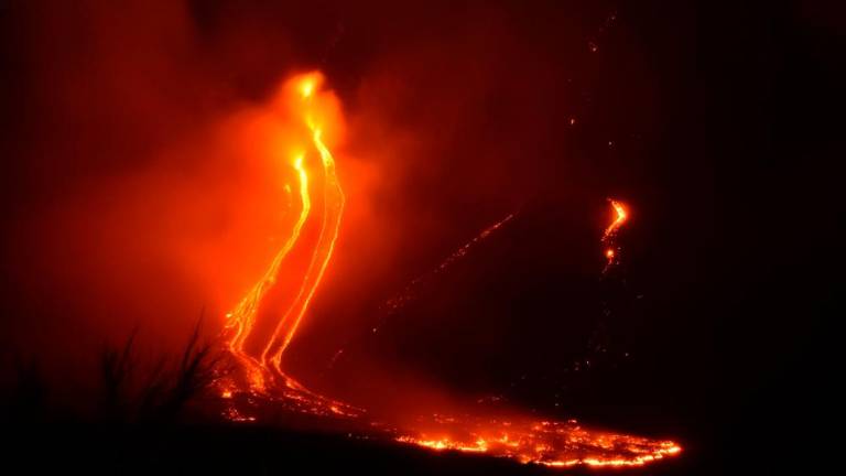 Etna povzroča potrese in škodo, manjši sunek tudi v Sloveniji