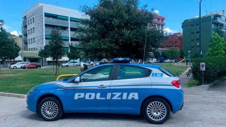 Partnerko in ljubimca nameraval ustreliti