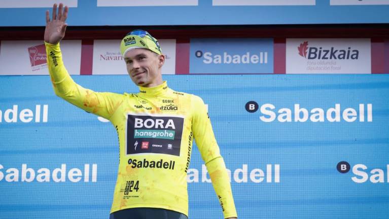 Roglič kljub odrgninam in podplutbam ohranil vodstvo