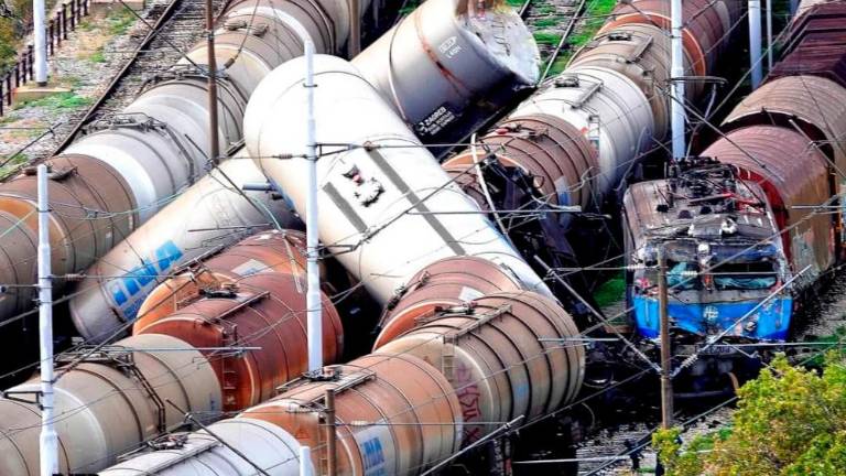 Tovorni vlak trčil v vagone cisterne