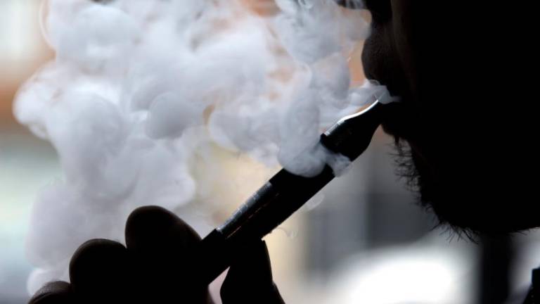 Povezava med elektronskimi cigareti s pljučnimi obolenji?