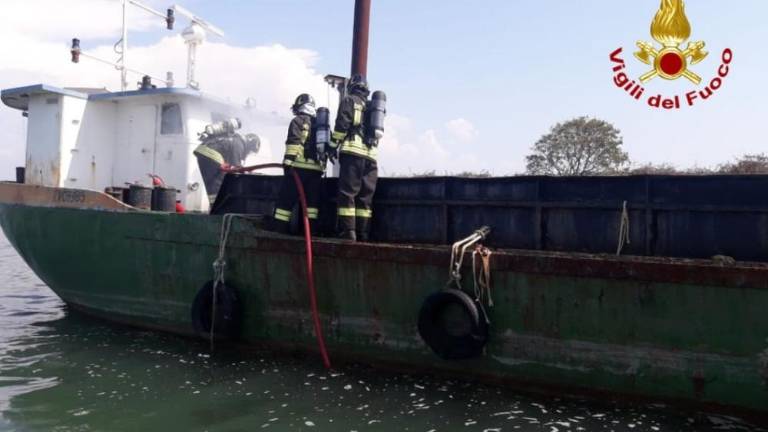 Požar na plovnem bagru