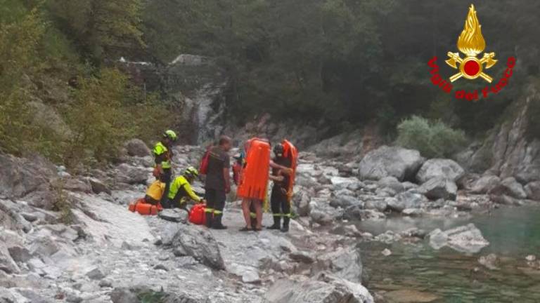 Poškodoval se je med 10-metrskim skokom v rečno korito