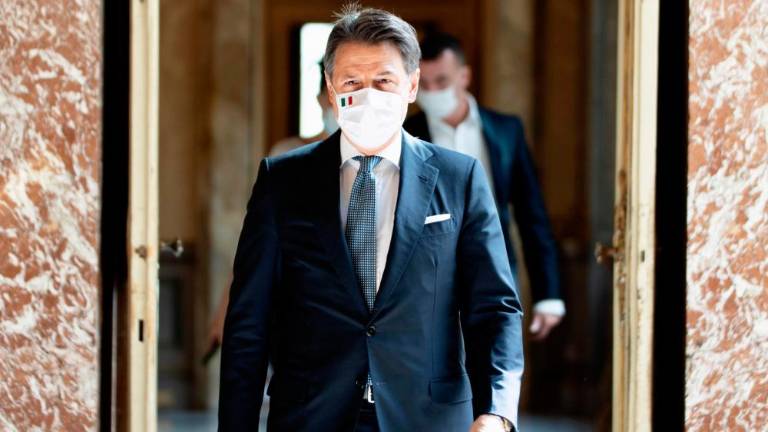 Vlada zadihala, Salvini oslabljen