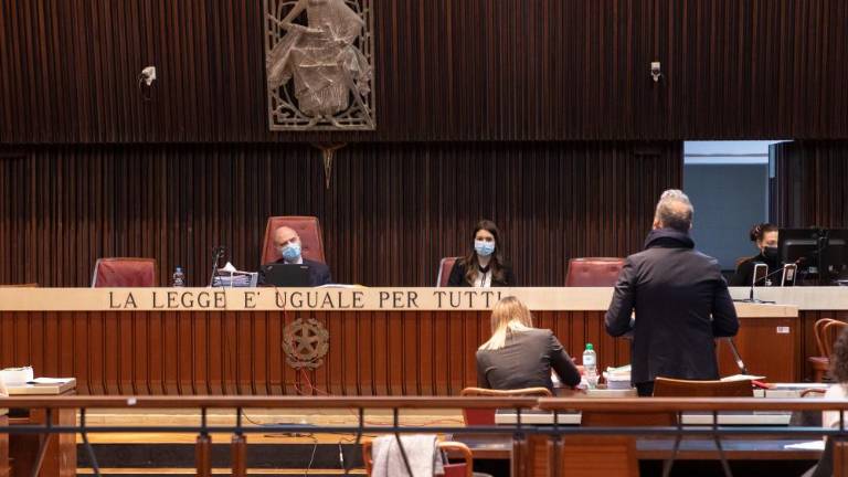 Umor policistov: še vedno brez odločitve glede sojenja