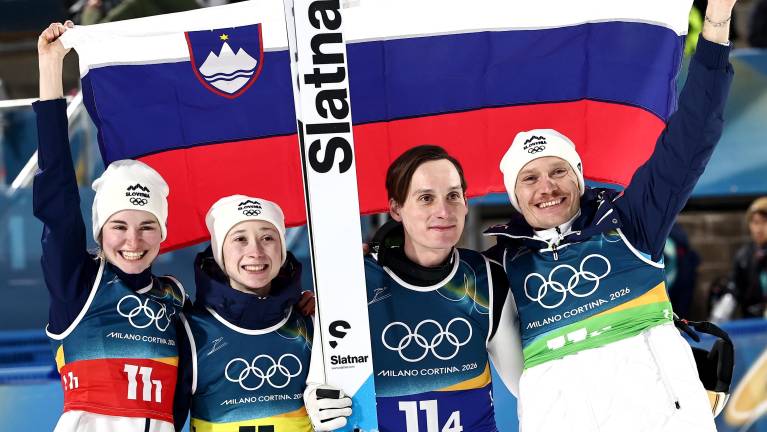 Zlata ekipa Nika Vodan, Nika Prevc, Domen Prevc in Anže Lanišek (ANSA)