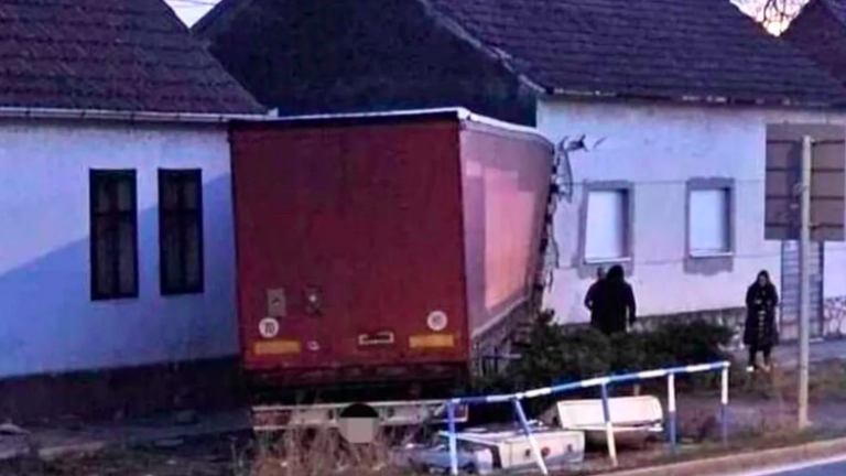 Na Hrvaškem tovornjak trčil v hišo in poškodoval dekle