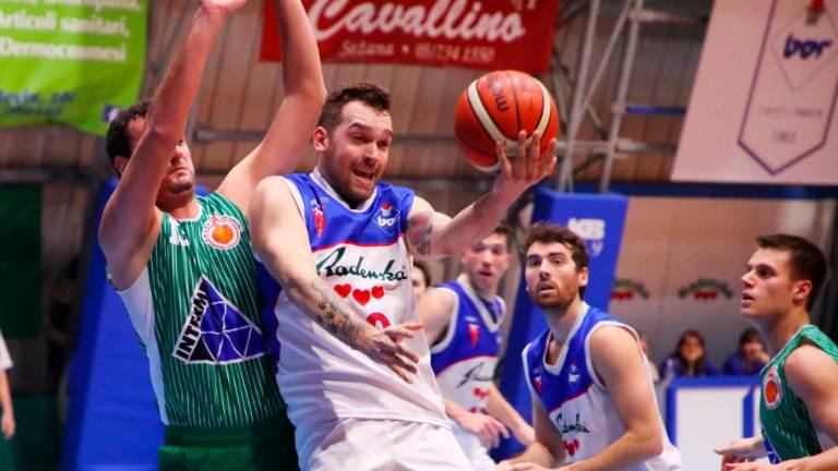 Košarkarji Bora Radenska sklonjenih glav