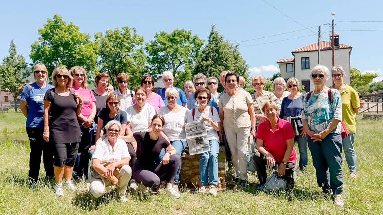 Kljub majski vročini smo se telovadke tečajev »dobrega počutja« SKD TABOR z Opčin, podale na pohod po poti Russel pri Bazovici... ob koncu še gasilska fotka z našo trenerko Diano in zvestim PD! <i>(Erika Skerl)</i>