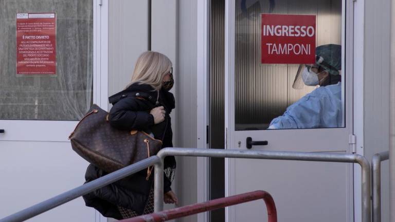 Incidenca okužb še upada, rahlo višje število hospitaliziranih bolnikov