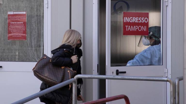 Incidenca okužb še naprej v rahlem porastu
