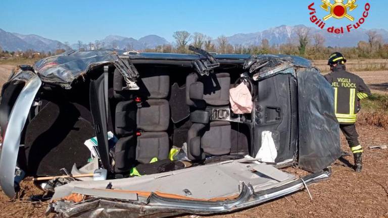 Pristal na polju in se prevrnil na bok