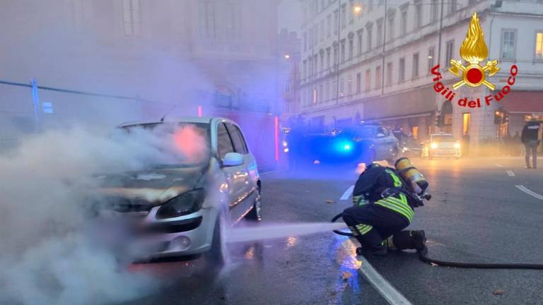 Policisti ustavili voznika za volanom gorečega avtomobila