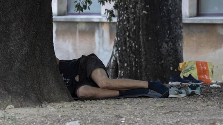 Avtobusna postaja in okolica, ki nista na ravni