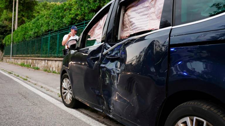 Na Obalni cesti pri Grljanu čelno trčila avtomobil in motor