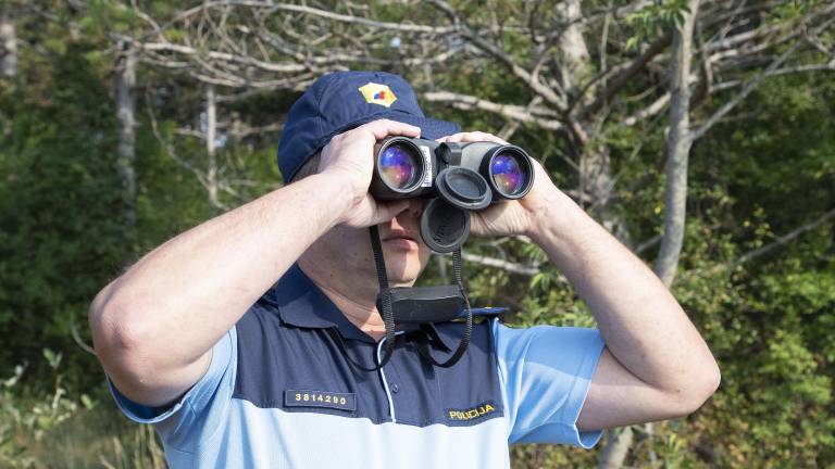 Policisti so prestregli avtomobil s šoferjem in dvanajstimi potniki