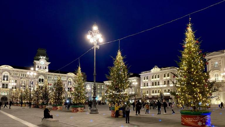 V Trstu zasvetile praznične lučke
