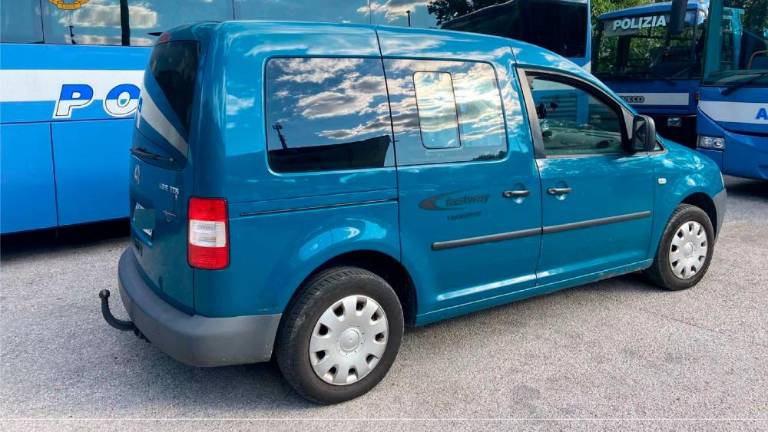 Čez mejo nameravala pretihotapiti sedem tujih državljanov