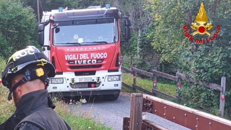 Umrl pod traktorjem v obcestnem kanalu