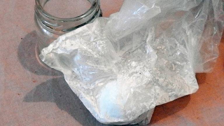 Moški in ženska doma hranila konopljo in druge droge