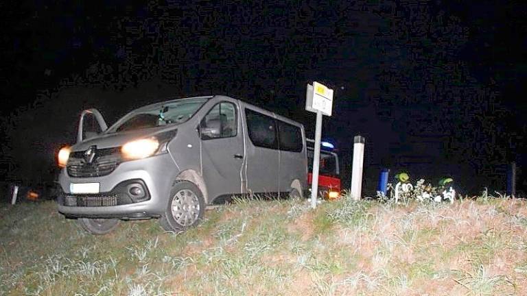 Kombi s prebežniki obstal na robu brežine