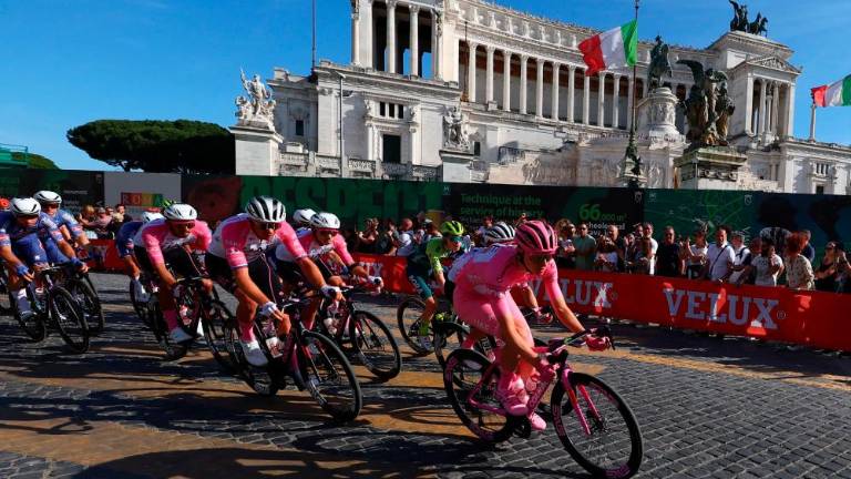 Kolesarski cesar Pogačar okronan pred Kolosejem