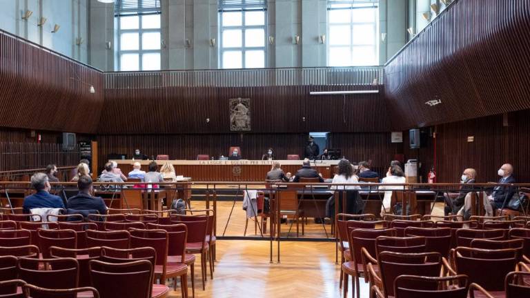 Umor policistov: še vedno brez odločitve glede sojenja