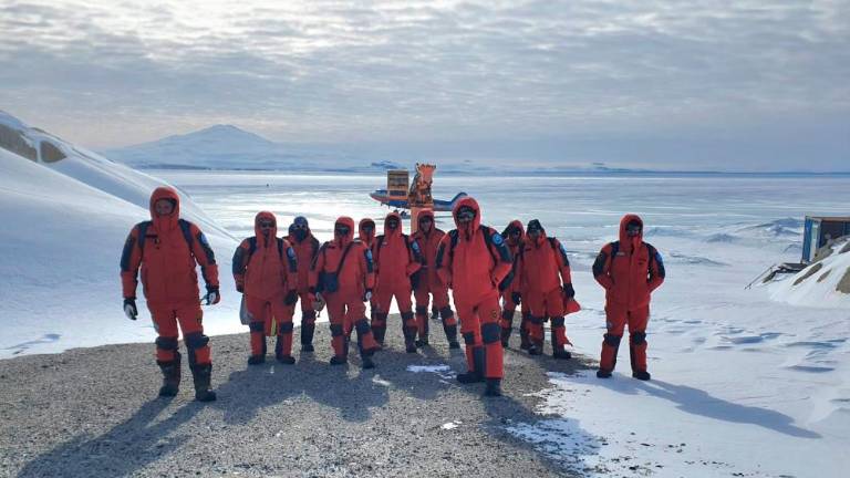 Ledolomilec Laura Bassi pluje proti Antarktiki