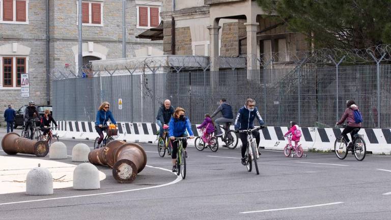 Sonce privabilo na ulice kolesarje in tekače