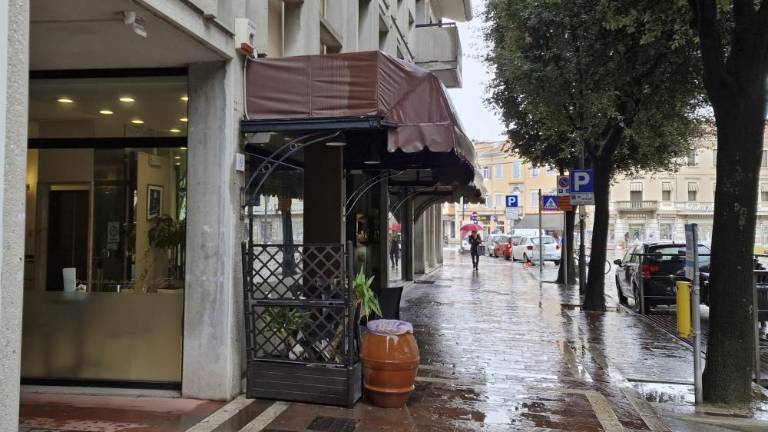 Peterica moških pretepla žensko