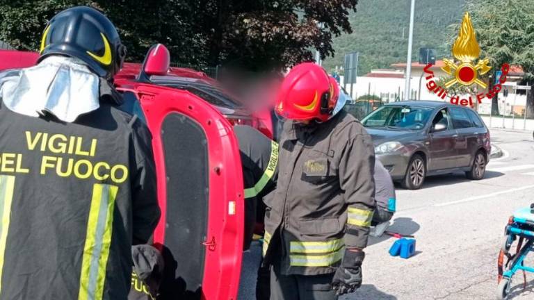 Gasilci reševali voznico avtomobila, prevrnjenega na bok