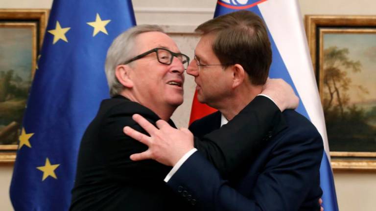 Šarec se zna braniti Junckerjevih poljubov