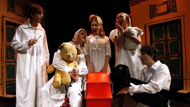 Predstava Muca copatarica odpade