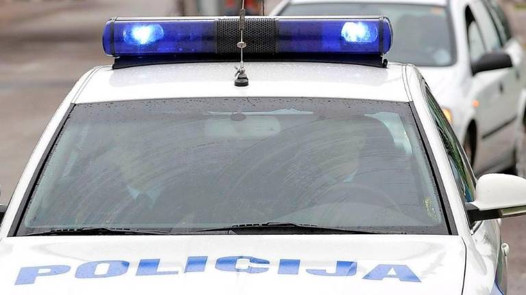 Pijan za volanom po trčenju snel registrski tablici in pobegnil